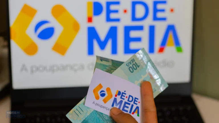 Imagem do incentivo do Pé-de-Meia, mostrando o cartão e uma nota de 100 reais em frente ao logo do programa no computador.