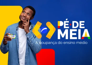 Jovem segurando cartão do programa Pé-de-Meia, com fundo azul e elementos gráficos coloridos.
