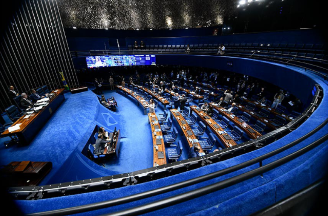 Plenário do Senado com senadores em sessão para votação