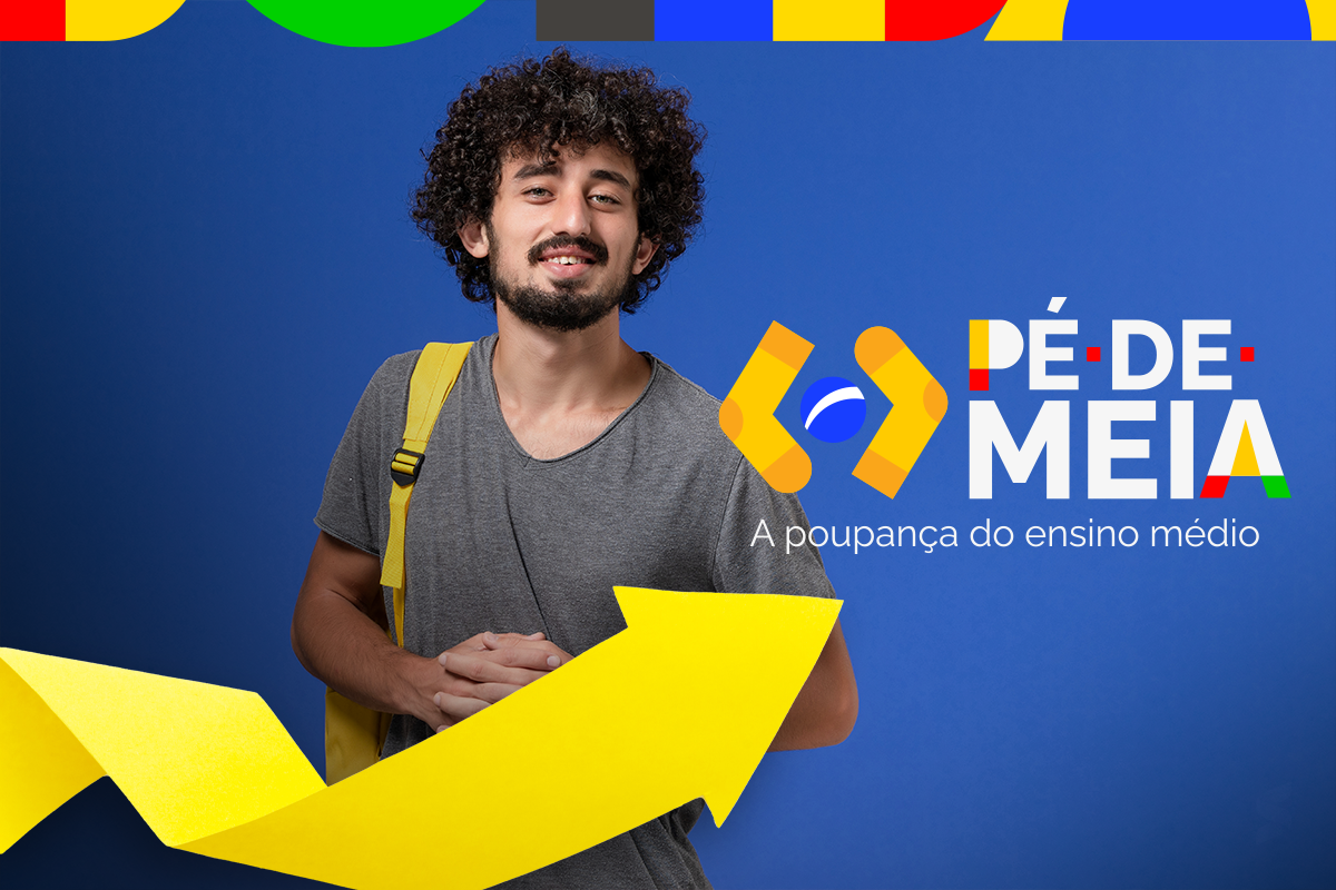Estudante sorridente com uma mochila amarela, em frente ao logo do programa "Pé-de-Meia", sobre um fundo azul com uma grande seta amarela ascendente. A imagem simboliza crescimento e oportunidade acadêmica.