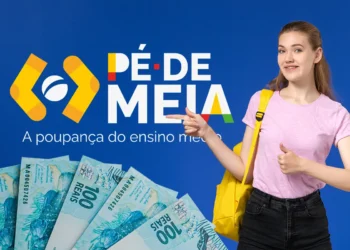 Jovem estudante feliz com mochila e cédulas de R$ 100,00, representando a notícia sobre o Pé-de-Meia para estudantes que não têm conta na CAIXA.