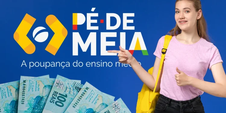 Bolsa Família e Pé-de-Meia: é possível acumular os dois benefícios? 1 Uma estudante sorridente, com mochila amarela e um braço apoiado em uma pilha de notas de 100 reais, aponta para o logo "Pé de Meia", enquanto exibe um polegar para cima. A imagem tem um fundo azul.