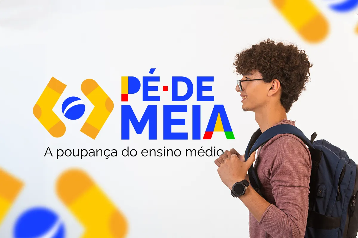 Bolsa Família e Pé-de-Meia: é possível acumular os dois benefícios? 2 Um estudante sorridente, de óculos e cabelos cacheados, com uma mochila nas costas, está ao lado do logotipo do programa "Pé-de-Meia" e de sua slogan "A poupança do ensino médio". O fundo é branco.