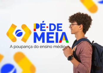Jovem estudante, usando mochila e óculos, com o logo do programa "Pé-de-Meia" em destaque. A imagem representa o público-alvo do programa de poupança para estudantes.
