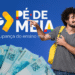 Quem reprova tem direito ao Pé-de-Meia? 12 Jovem sorrindo com uma mochila amarela, apontando para o logo do programa Pé-de-Meia, com notas de 100 reais ao fundo.