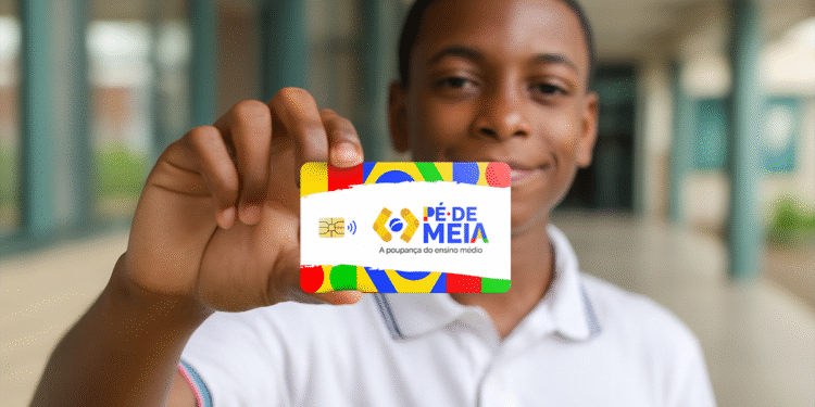 Cartão do programa Pé-de-Meia sendo exibido por um estudante sorridente.