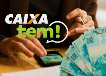 Imagem promocional do app Caixa Tem mostrando mão apontando para celular com o aplicativo aberto, envelope e notas de 100 reais ao lado, destacando transferências via PIX.