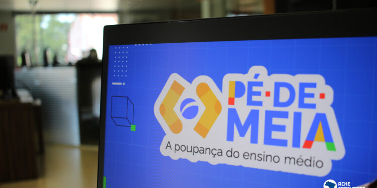 Tela de computador mostrando a logo colorida do programa Pé-de-Meia, a poupança do ensino médio, em um fundo azul.