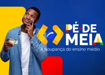 Jovem estudante negro segurando o cartão do programa Pé-de-Meia, que oferece poupança e incentivo de frequência aos alunos do ensino médio. A imagem representa o benefício e os meses de depósito em 2025.