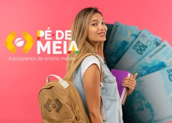 Estudante do Ensino Médio Público com mochila e dinheiro (cédulas de R$ 100), representando o recebimento do benefício Pé-de-Meia no valor de R$ 200 mensais.