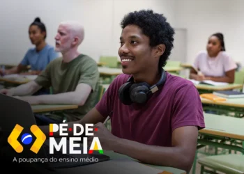 Jovens estudantes sorrindo em sala de aula com o logo "Pé-de-Meia: A poupança do ensino médio". A imagem ilustra os alunos beneficiários que aguardam o novo calendário de pagamento do programa.