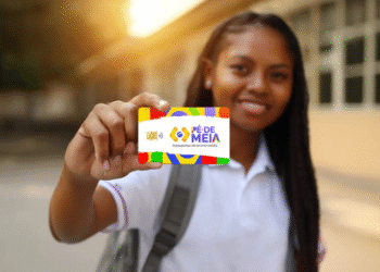 Estudante segurando cartão do programa Pé de Meia