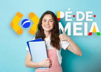 Jovem sorridente segurando cadernos com gesto de positivo ao lado do texto Pé-de-Meia.