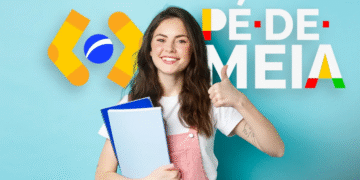 Jovem sorridente segurando cadernos com gesto de positivo ao lado do texto Pé-de-Meia.