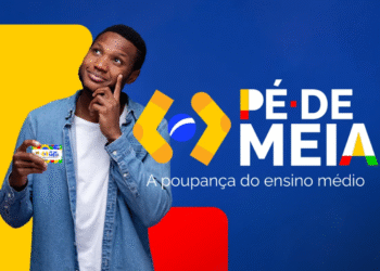 Jovem segurando cartão do programa Pé-de-Meia, com fundo azul e amarelo e logo do programa ao lado
