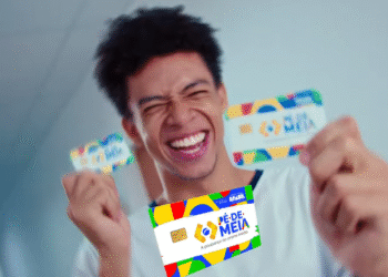 Jovem sorridente segurando dois cartões do programa Pé-de-Meia, com cores vibrantes e logotipo visível.