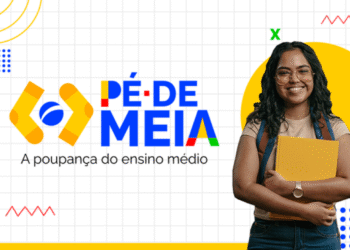Estudante sorrindo com caderno amarelo ao lado do logotipo do programa Pé-de-Meia, a poupança do ensino médio.