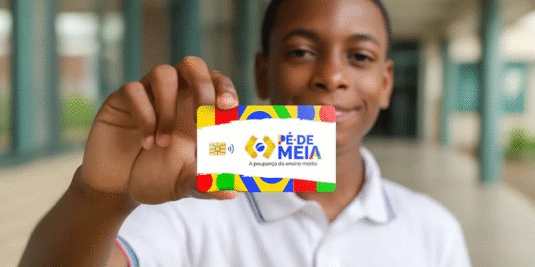 Pé-de-Meia de novembro: quais grupos ainda recebem nesta semana? 1 Adolescente segurando cartão do programa Pé-de-Meia, mostrando o benefício de poupança do ensino médio.