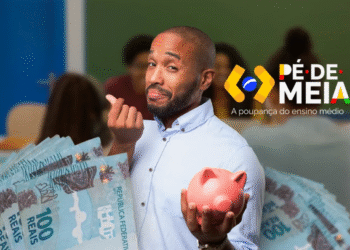 Homem segurando cofrinho e notas de 100 reais com o logotipo do programa Pé-de-Meia ao fundo.