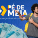Imagem promocional do programa Pé-de-Meia mostrando logo colorido com ícone de meia, jovem com mochila amarela apontando sorridente, notas de 100 reais no primeiro plano e texto "A poupança do ensino médio" em fundo azul.