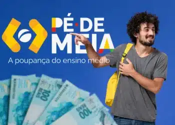 Estudante feliz com mochila amarela apontando para o logo do Pé-de-Meia e dinheiro ao fundo, simbolizando a liberação da poupança do ensino médio.
