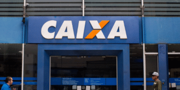 Fachada de uma agência da Caixa Econômica Federal com logotipo em destaque.