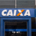 Calendário do Pé-de-Meia: CAIXA libera consulta para pagamento de R$ 200 em novembro 12 Fachada de uma agência da Caixa Econômica Federal com logotipo em destaque.