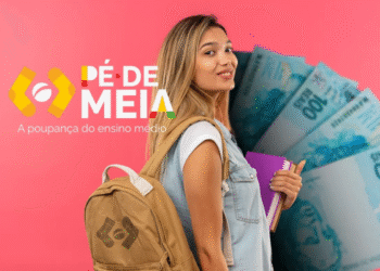 Estudante sorrindo com mochila e cadernos, ao lado do logotipo do programa Pé-de-Meia e notas de dinheiro ao fundo.