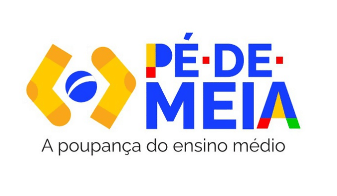 R$ 200 ou R$ 1.000? Pé-de-Meia de novembro já está sendo depositado 2 Logotipo oficial do programa Pé-de-Meia com meias amarelas estilizadas formando um símbolo contendo uma bola azul, texto 'PÉ-DE-MEIA' em letras coloridas (azul, vermelho, verde e amarelo) e slogan 'A poupança do ensino médio'.