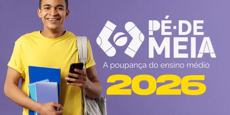 Pé-de-Meia: governo confirma suspensão temporária e informa nova data de pagamento 1 Um jovem estudante negro sorridente, vestindo camiseta amarela e segurando cadernos e um celular. Ao lado, o logotipo do programa Pé-de-Meia com o texto "A poupança do ensino médio" e o ano "2026" em destaque sobre um fundo roxo.