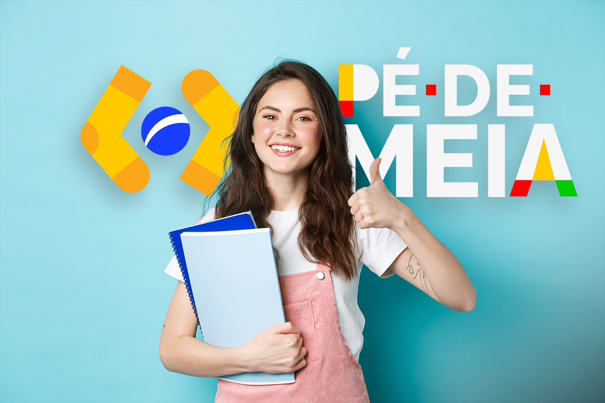 Calendário do Pé-de-Meia: última parcela do ano sai a partir do dia 22 2 Estudante sorrindo e fazendo sinal de positivo ao lado da identidade visual do programa Pé-de-Meia.