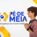 Jovem com mochila olhando para logo do programa Pé de Meia, a poupança do ensino médio