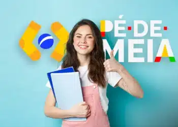 Jovem sorrindo, com cadernos, faz joinha ao lado do logo Pé-de-Meia, fundo azul claro