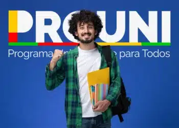 Estudante com camisa xadrez verde e pasta colorida diante do logo Prouni