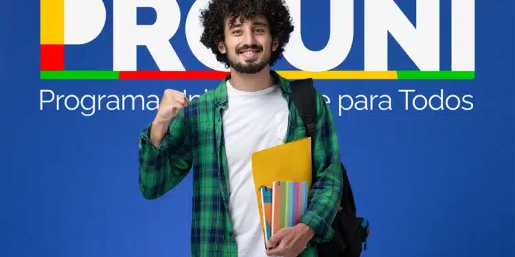Prouni 2026: inscrições para 594 mil bolsas no 1º semestre; veja como participar 1 Estudante com camisa xadrez verde e pasta colorida diante do logo Prouni