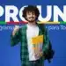 Estudante com camisa xadrez verde e pasta colorida diante do logo Prouni