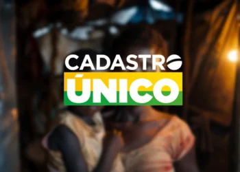 Logo do Cadastro Único sobre imagem desfocada de mãe e filha em habitação simples