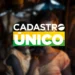 Logo do Cadastro Único sobre imagem desfocada de mãe e filha em habitação simples