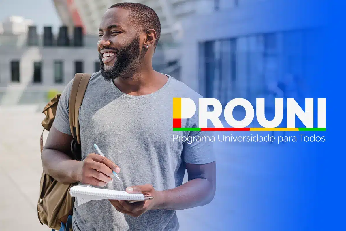 Prouni 2026: inscrições para 594 mil bolsas no 1º semestre; veja como participar 2 Jovem sorrindo ao ar livre com mochila e caderno, ao lado do logo Prouni